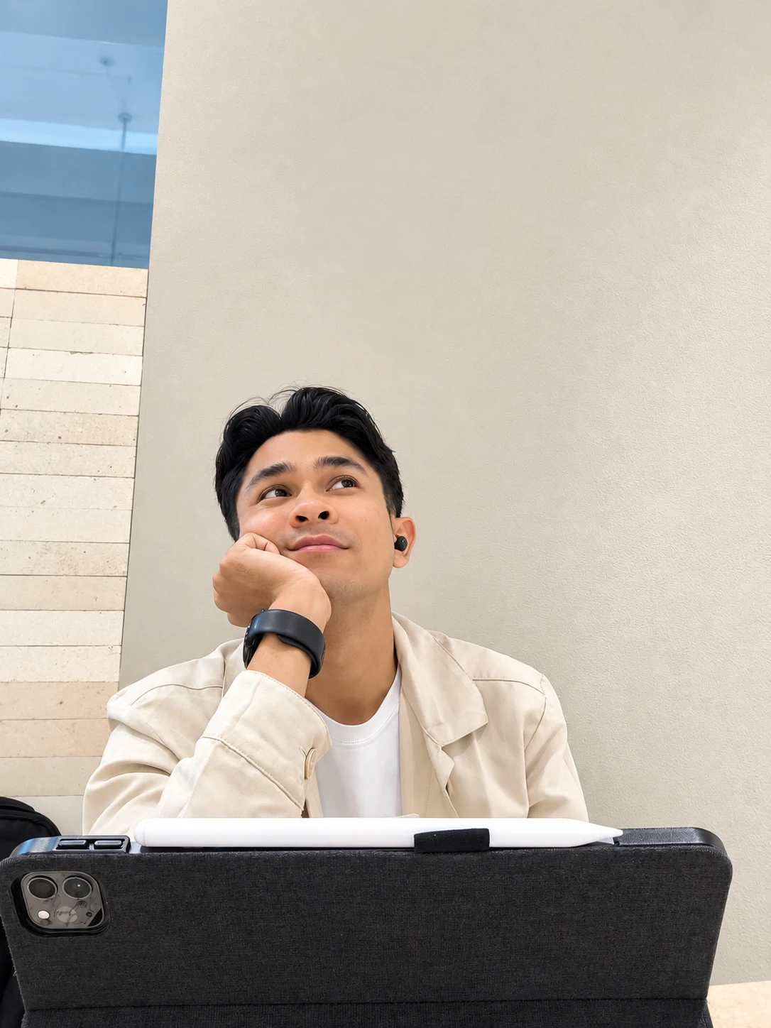 Rizky Hidayat creating content
